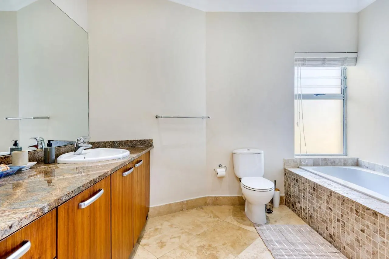 Backup-Powered Camps Bay Garden Apartment ケープタウン
