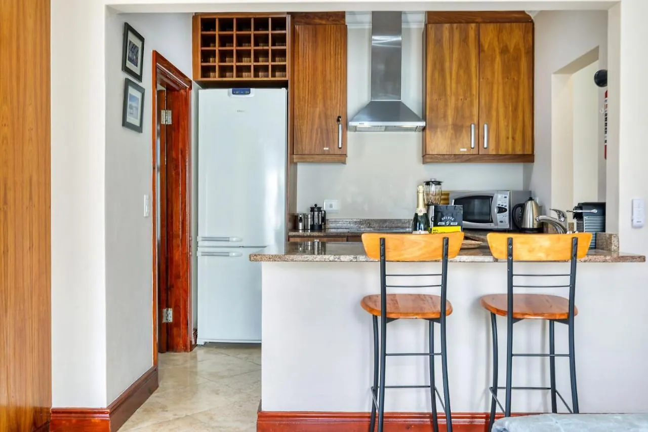 Backup-Powered Camps Bay Garden Apartment ケープタウン 南アフリカ