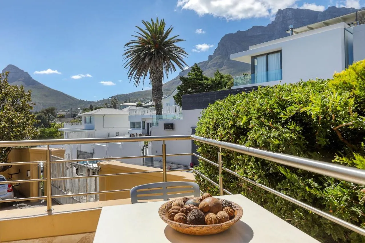 Backup-Powered Camps Bay Garden Apartment ケープタウン