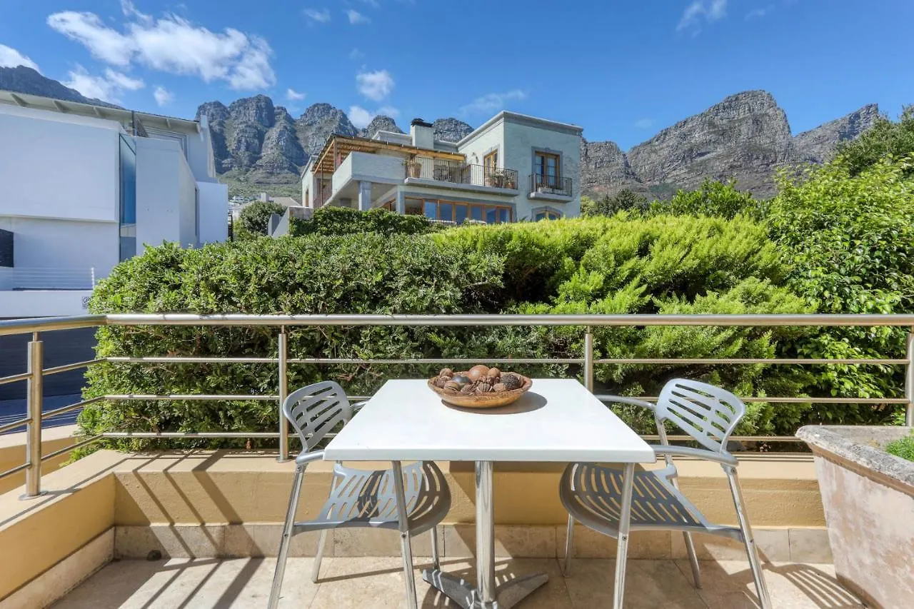 Backup-Powered Camps Bay Garden Apartment ケープタウン