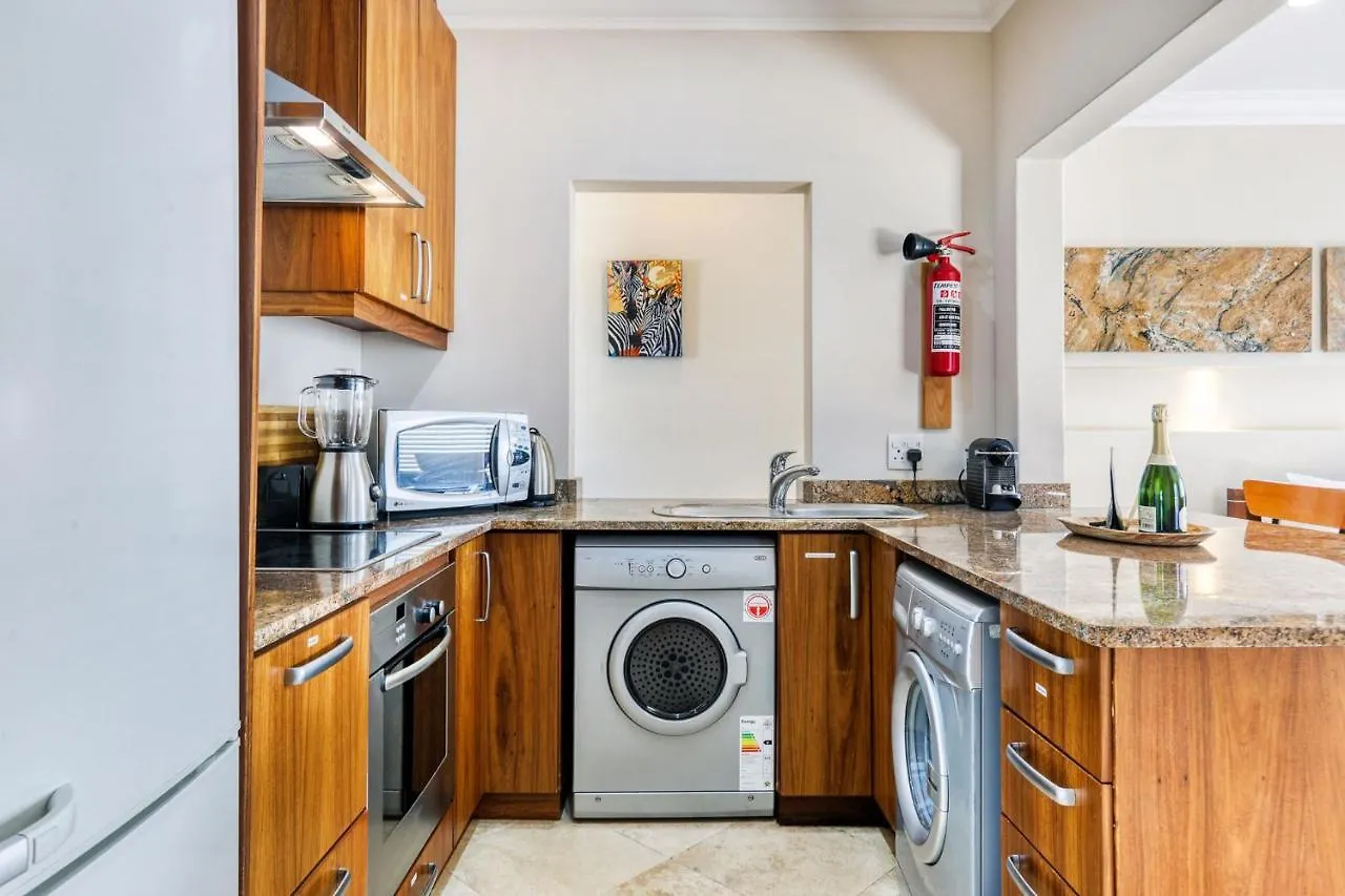 Backup-Powered Camps Bay Garden Apartment ケープタウン