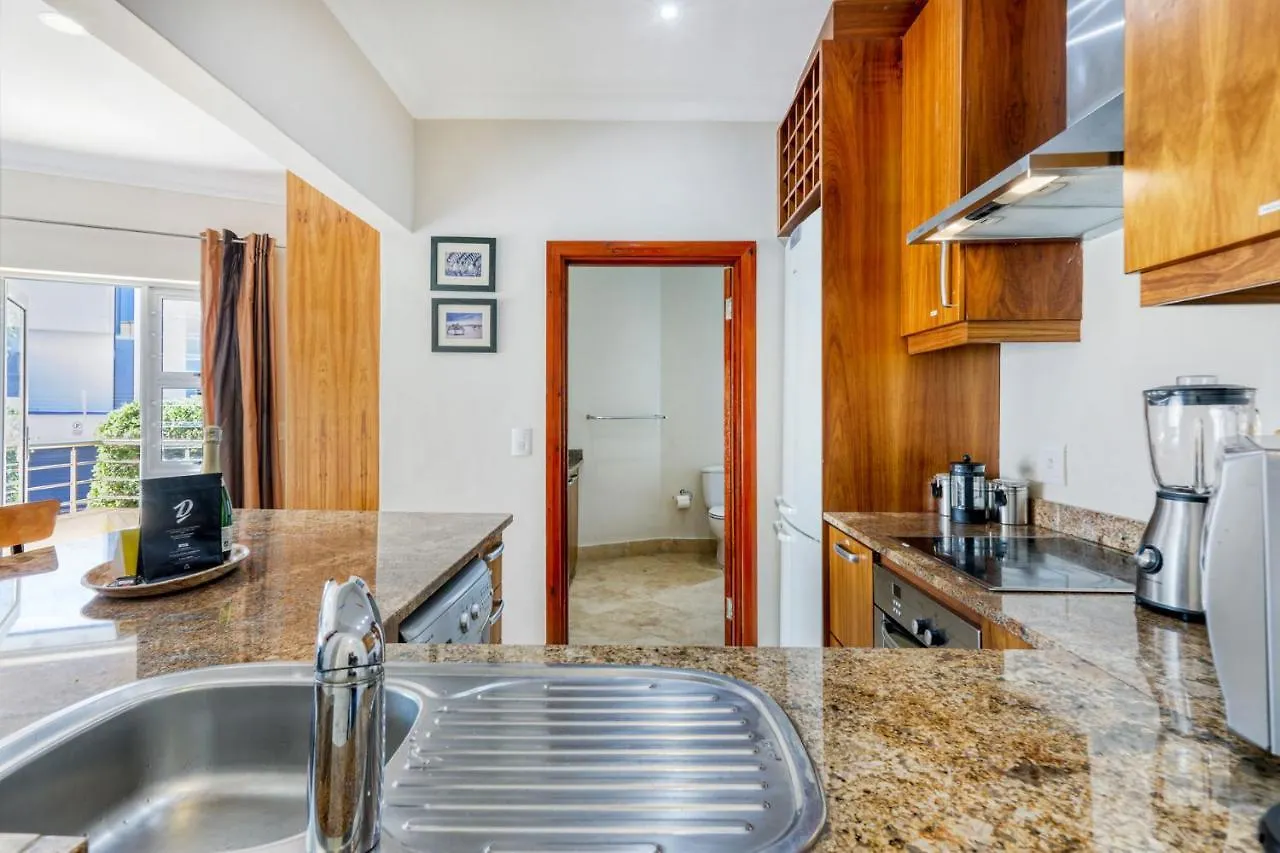 Backup-Powered Camps Bay Garden Apartment ケープタウン