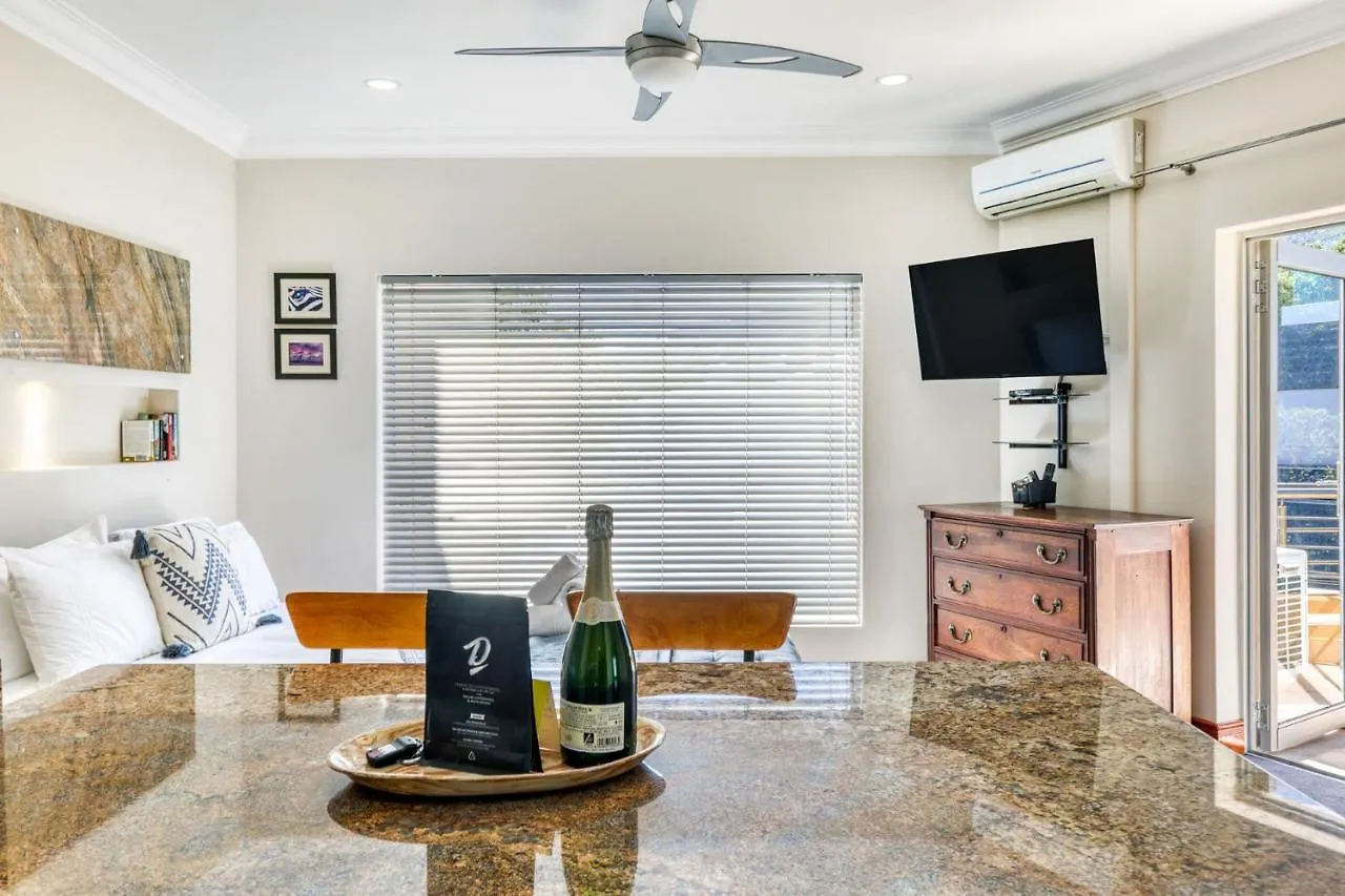Backup-Powered Camps Bay Garden Apartment ケープタウン