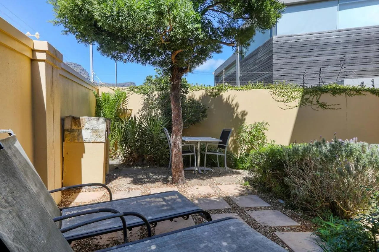 Backup-Powered Camps Bay Garden Apartment ケープタウン