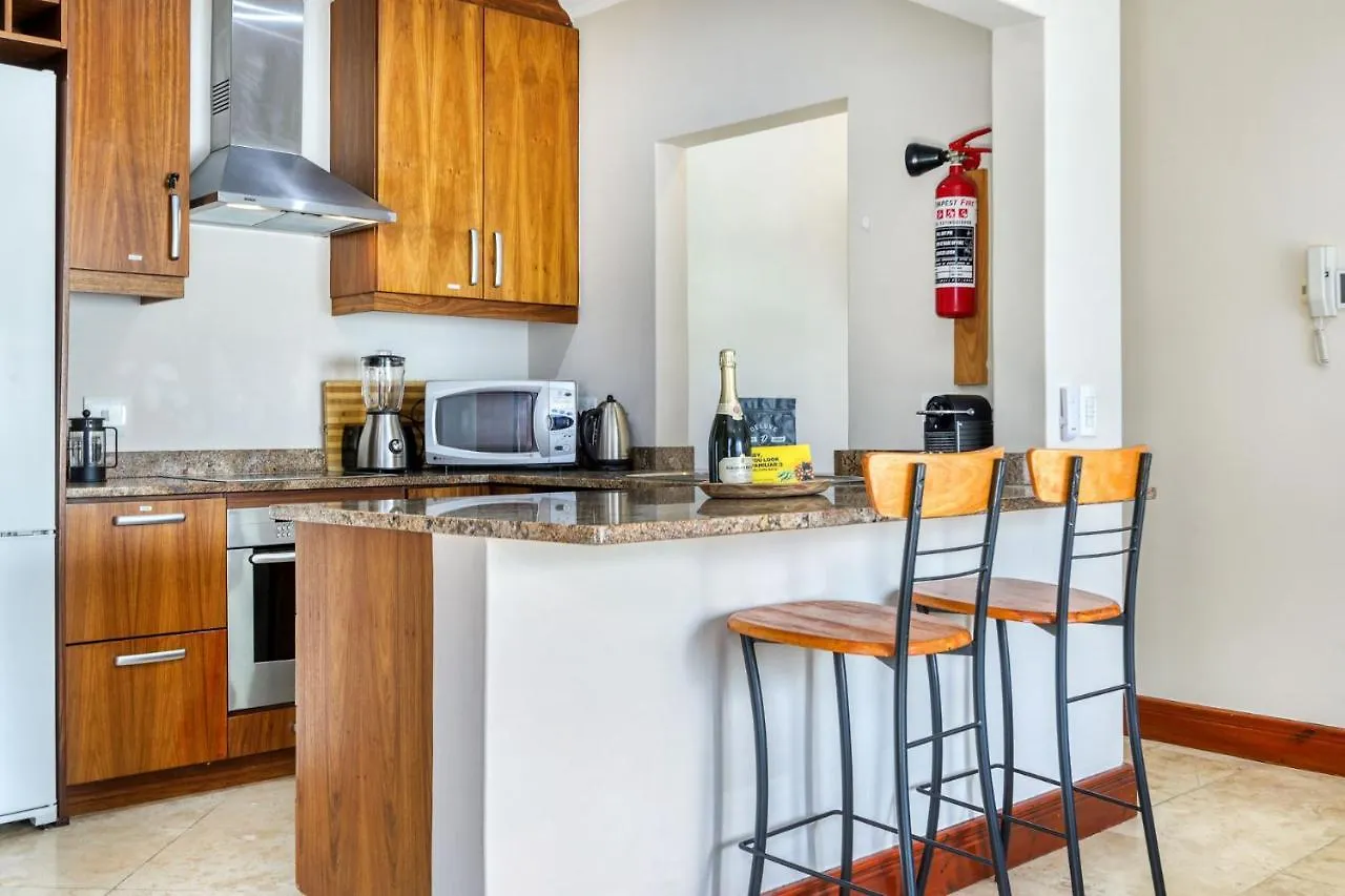 Backup-Powered Camps Bay Garden Apartment ケープタウン