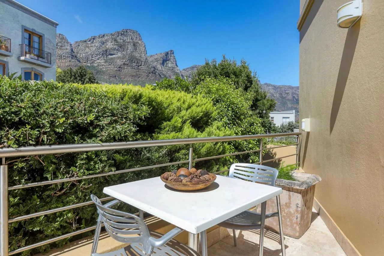 Backup-Powered Camps Bay Garden Apartment ケープタウン